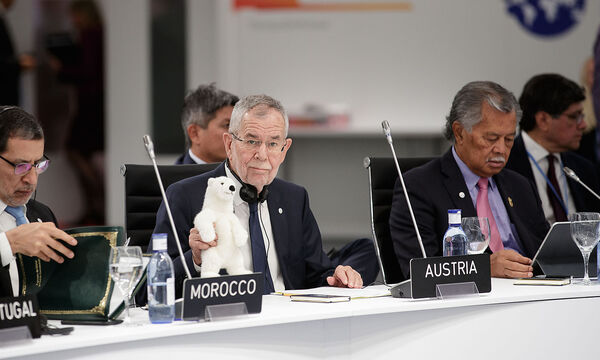Alexander Van der Bellen reiste samt Eisbär zur Weltklimakonferenz nach Madrid.