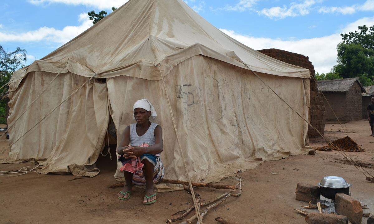 In dem kleinen Land im südlichen Afrika wächst die Besorgnis über die steigende Zahl der Suizide. Naturkatastrophen, Schädlingsbefall, extreme Armut und COVID-19 setzen die Bevölkerung unter Druck. Nach Berichten der malawischen Polizei ist die Selbstmordrate im Jahr 2020 stark angestiegen (um 57 Prozent). Die Uno schätzt, dass 8,3 Millionen Malawier in Folge der Covid-Pandemie humanitäre Hilfe benötigen. In diesem Land, das zu den am dichtesten besiedelten Afrikas gehört, leben sieben von zehn Menschen unterhalb der Armutsgrenze. Da etwas mehr als die Hälfte der Bevölkerung unter 18 Jahre alt ist, hat Malawi mit nur 264 Euro auch eines der niedrigsten Pro-Kopf- Bruttosozialeinkommen der Welt. Seine Wirtschaft, die stark von der regenabhängigen Landwirtschaft bestimmt wird, ist extrem anfällig. Im März 2019 überschwemmte Zyklon "Idai" weite Teile des Ackerlandes in Malawi, noch immer kämpfen die Menschen in betroffenen Gebieten mit den Folgen. 1473 Artikel berichteten dem Care-Bericht zufolge über die Krise in Malawi.