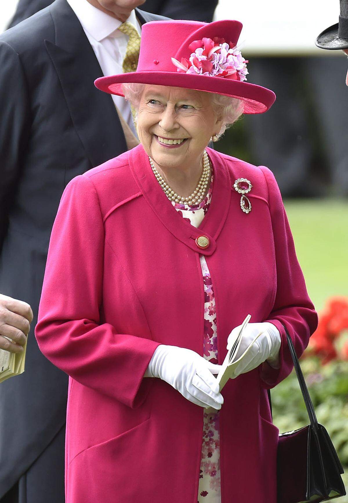 Gut behütet geht es wie jedes Jahr bei dem traditionellen Royal Ascot Pferderennen zu. Queen Elizabeth II war natürlich mit von der Partie. Sie zeigte sich gut gelaunt ganz in Pink.