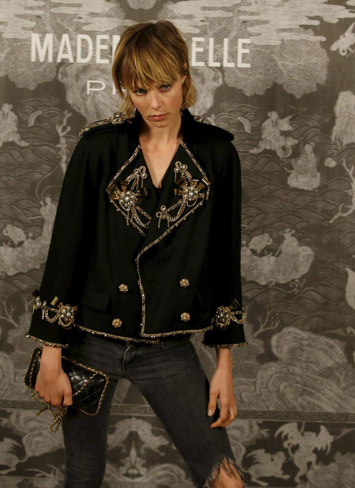 Topmodel Edie Campbell trug eine reich bestickte Jacke.