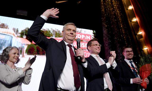 Wahlparty in Helsinki: Antti Rinne und seine Parteifreunde feiern den ersten, wenngleich nur hauchdünnen Wahlsieg der Sozialdemokraten seit 20 Jahren.  