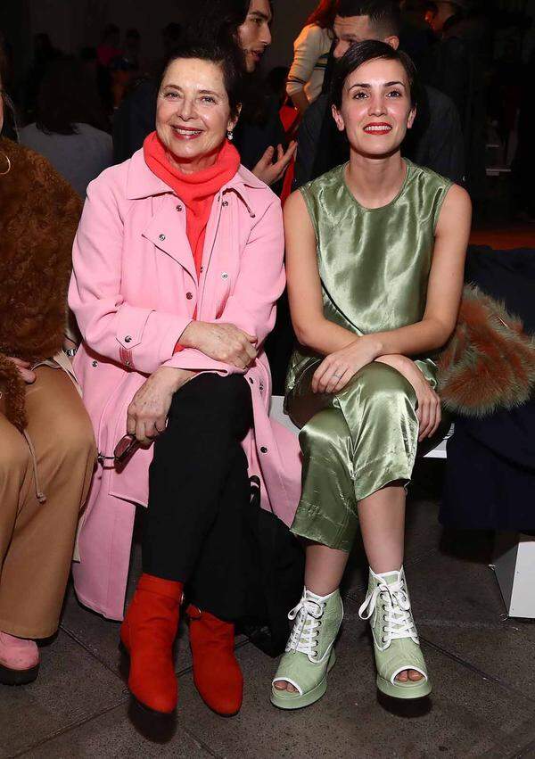 Als Stargäste sitzen sie natürlich in der ersten Reihe um einen ungestörten Blick auf die neuen Looks zu haben. Hier etwa Isabella Rossellini bei der Show von Sies Marjan.    