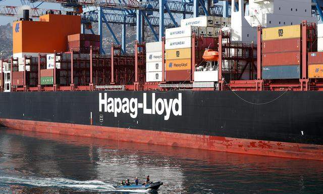 Deutschlands größte Container-Reederei Hapag-Lloyd stuft Fahrten durch das Rote Meer wegen der Angriffe der Houthi-Rebellen aus dem Jemen weiter als zu gefährlich ein.