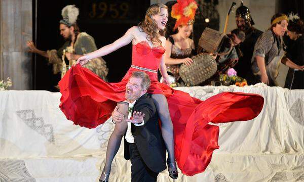 2016 übergab Hobmeier an Miriam Fussenegger (im Bild mit Cornelius Obonya). Die Oberösterreicherin war mit 25 Jahren die zweitjüngste Buhlschaft bei den Salzburger Festspielen. Sie spielte die Rolle nur eine Saison.