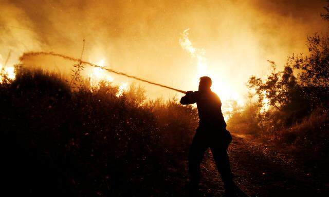 Die Flammenfront habe nach Schätzungen der Feuerwehr eine Länge von mehr als 15 Kilometer.