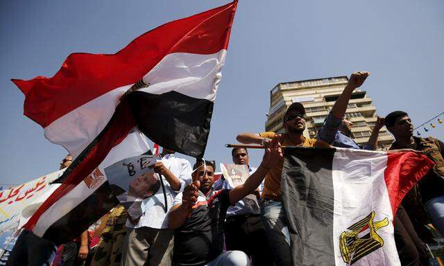 Supporters of Egypt´s army and Egyptian President Abdel Fattah al-Sisi dance and cheer as they celebrate the anniversary of Sinai Liberation Day in Cairo