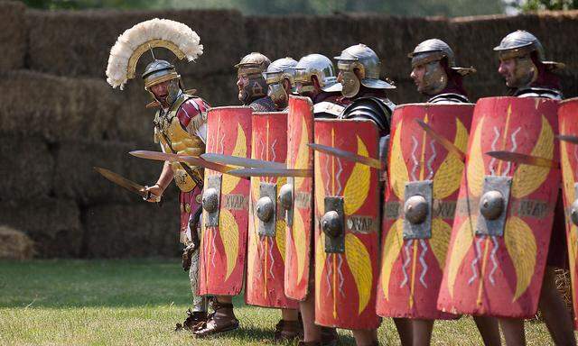 Acht Legionen und Kohorten treten in Carnuntum auf.