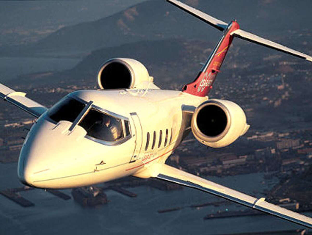 Das Flugzeug soll zunächst im relativ kleinen Markt von Regional-Jets Fuß fassen. Mit dem Superjet will Russland dem brasilianischen Unternehmen Embraer und der kanadischen Firma Bombardier Konkurrenz auf dem Markt für Kurzstrecken-Flugzeuge machen.Im Bild: Bombardier Learjet 60 XR.