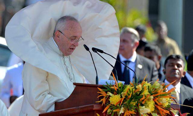 Papst Franziskus wurde auf Sri Lanka herzlich empfangen - wenn auch bei windigem Wetter.