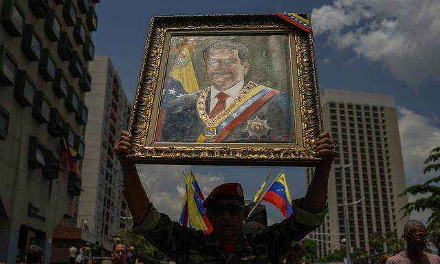 „Lang lebe Maduro“, hofft dieser Anhänger in Uniform in Caracas – und setzt weiter auf den umstrittenen Machthaber.