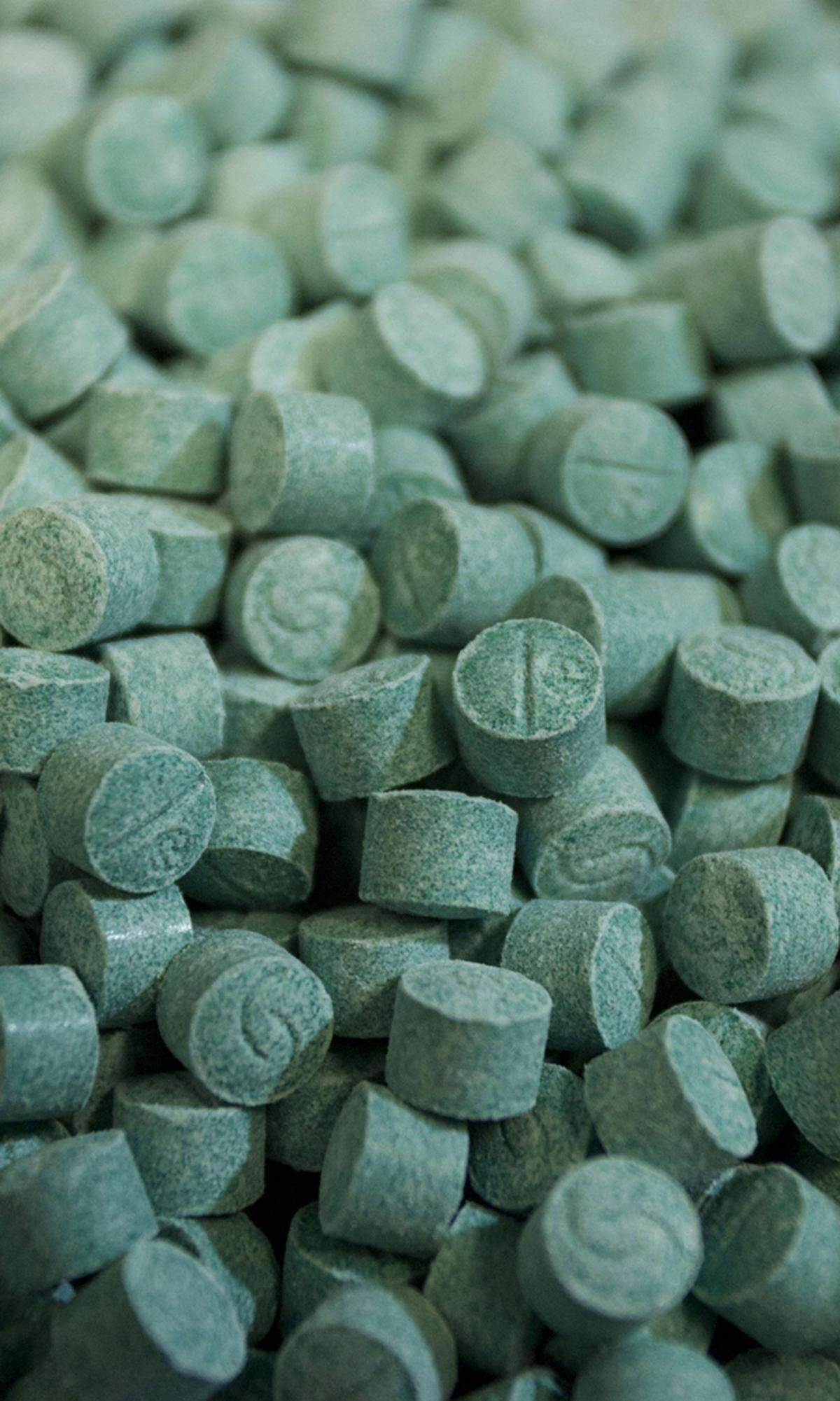 ECSTASY - Etwa 11,5 Millionen Personen (3,4 Prozent der europäischen Erwachsenen) haben je die Partydroge Ecstasy geschluckt. Beim Konsum während der vergangenen zwölf Monate waren es nur noch zwei Millionen oder 0,6 Prozent der Erwachsenen zwischen 15 und 64 Jahren (je nach Land zwischen 0,1 Prozent bis 1,6 Prozent). 