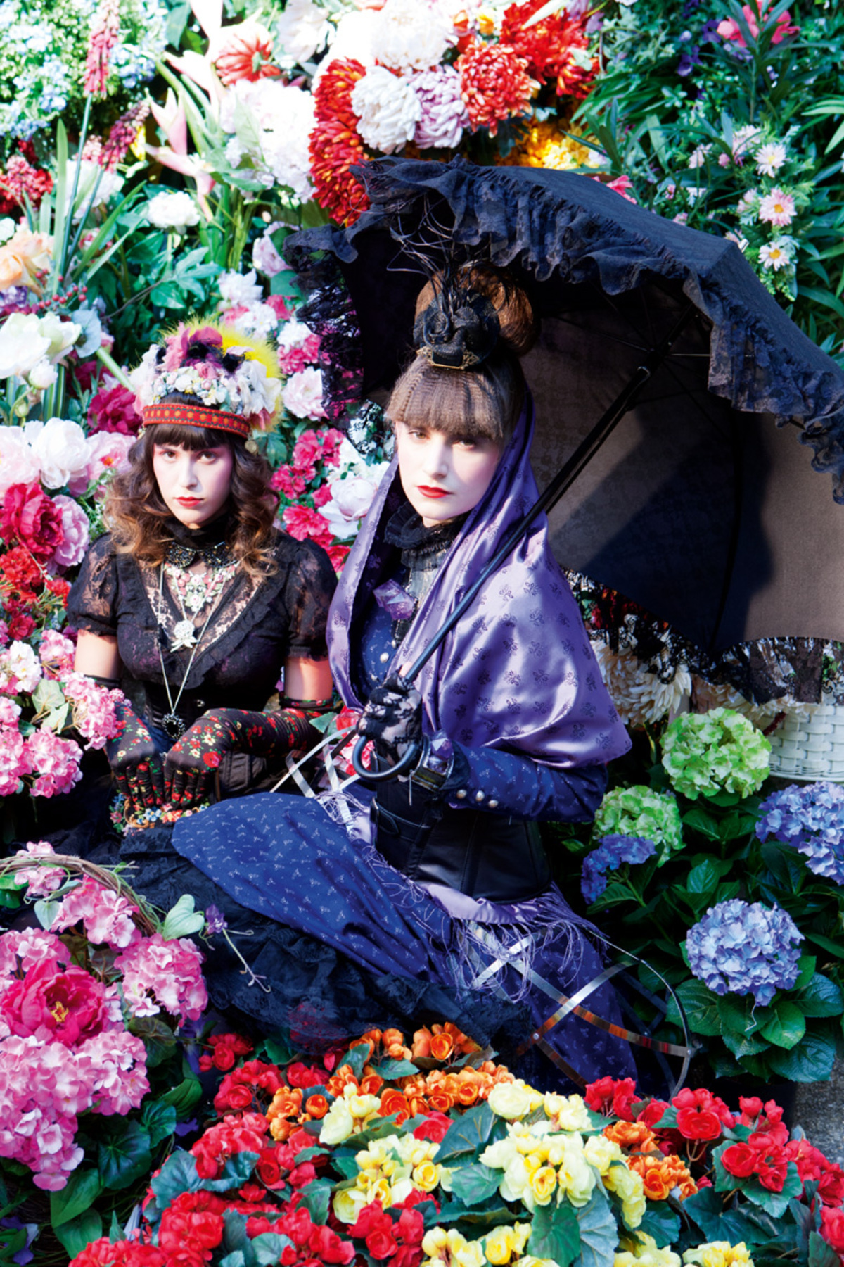 In diesem Blumenmeer lässt es sich verweilen.Nana. (links) Top um 360 Euro von Susanne Bisovsky von Sisi Vienna, Ledermieder um 390 Euro von Tiberius, Petticoat um 160 Euro von Lena Hoschek, Handschuhe um 160 Euro von Sisi Vienna, Schmuckkragen „Spiky Fair“ um 4650 Euro von Louis Vuitton, Kette um 350 Euro von Daniela Skrein bei Skrein, schwarze Kette „Seenberg“ um 180 Euro von Artdeco, Tasche von KostümhausDaniela. (rechts) Dirndl um 280 Euro von Lodenplankl, Petticoat um 46,90 Euro von SCM Style, Metallkragen und Armreifen von Chanel, Preis auf Anfrage, Seidentuch um 88 Euro von Lodenplankl, Haarschmuck um 200 Euro von Wellenkind, Sonnenschirm um 150 Euro von Sisi Vienna.