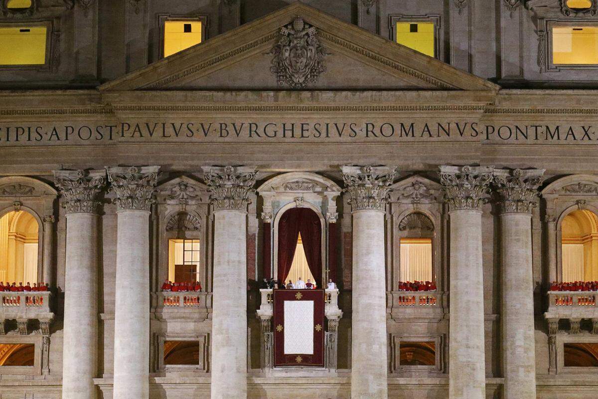 Die Loggia des Petersdoms im Blick der katholischen Welt. Der Samtvorhang wird immer extra für die Präsentation des neuen Papstes aufgehängt.