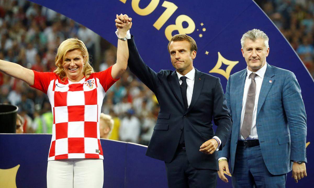 Die Politik zelebrierte den Zusammenhalt, Kroatiens Präsidentin Kolinda Grabar-Kitarovic und ihr französischer Amtskollege Emmanuel Macron betraten Händchen haltend das Podium, um den Spielern zu gratulieren.