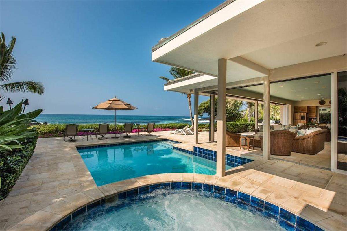 Diesem ultimativen 1664 Quadratmeter großen Rückzugsort für Multimillionäre liegt der Strand von Kailua-Kona zu Füßen. Ein Whirl- und Swimmingpool auf der Terrasse runden das Badeangebot dieses Objekts ab.