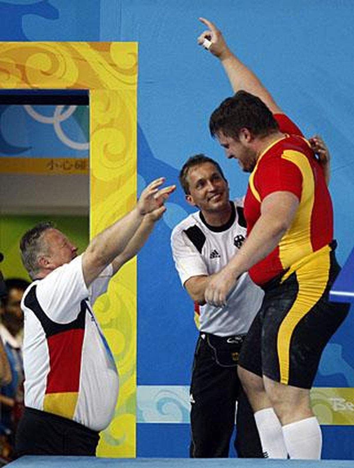 Nach dem siegbringenden Stoß spielten sich unheimliche Jubelszenen ab. Steiner sprang mit seinem Trainer und der gesamten deutschen Delegation in Jubeltrauben herum, kniete zu Boden und feierte seinen Sensationssieg.