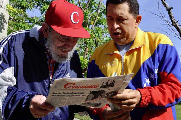 Der venezulanische Präsident Hugo Chávez wird über die Jahre hinweg zum engen Castro-Vertrauten. Zuletzt bekommt Chávez von seinem politischen Vorbild auch privaten Beistand - Chávez erkrankt an Krebs, behandelt wird er in Kuba.