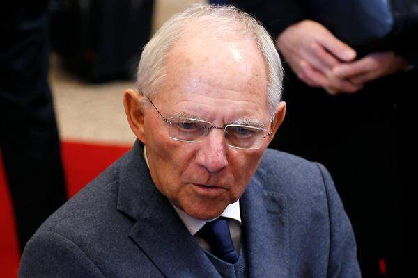 Erfreut über den Sieg Van der Bellens zeigte sich auch der deutsche Finanzminister Wolfgang Schäuble. "Das Ergebnis in Österreich ist immerhin eine Erleichterung", sagte Schäuble am Rande eines Treffens der Euro-Finanzminister am Montag in Brüssel. "Obwohl man sich natürlich nicht darüber hinwegtäuschen darf, dass ja der Kandidat der Rechtspopulisten doch ein beachtliches Maß an Stimmen bekommen hat und die österreichische Gesellschaft sehr gespalten ist."