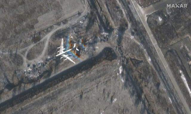 Ein Satellitenbild zeigt einen russischen Bomber im Flug nordöstlich des Luftwaffenstützpunkts Engels in Saratow, Russland, 3. Dezember 2022.