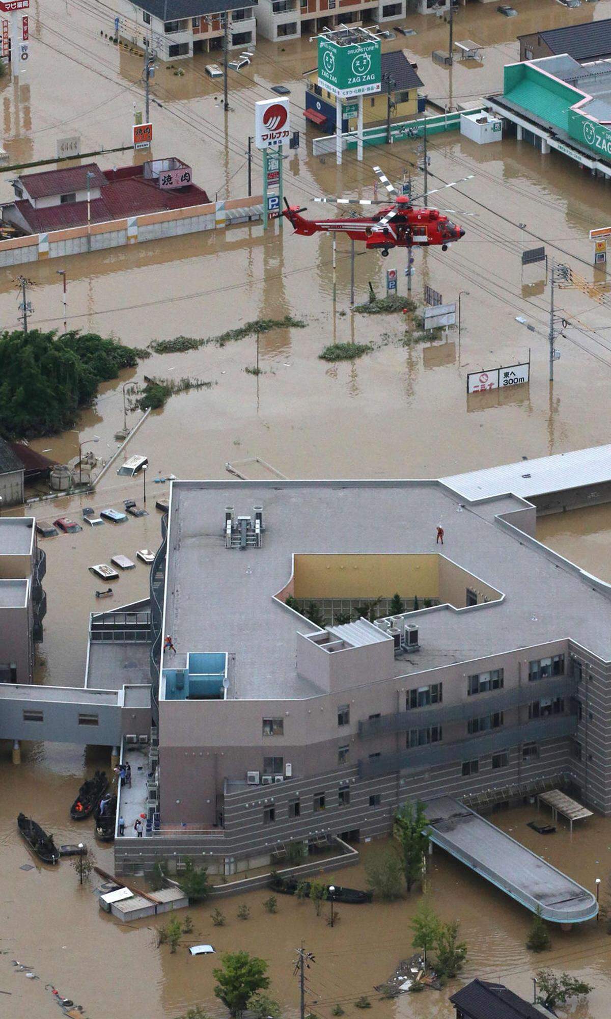 In Kurashiki in der Präfektur Okayama waren rund 300 Menschen in einem Krankenhaus von Wassermassen eingeschlossen (im Bild), darunter Säuglinge und alte Menschen. Es gebe keinen Strom, und auch Trinkwasser und Nahrungsmittel seien knapp, sagte eine Krankenschwester dem Sender NHK. Die Patienten wurden nach und nach mit Hubschraubern und Booten in Sicherheit gebracht. 