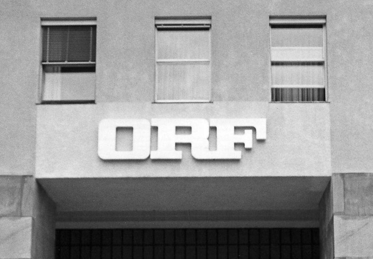 Es war das erste große Volksbegehren - und auch eines der erfolgreichsten: 1964 starteten die großen Tageszeitungen ein Volksbegehren, um den ORF aus der Umklammerung des Proporzes zu lösen. 832.353 Personen unterschrieben, die Initiative führte schließlich zum ORF-Gesetz und läutete die Ära Gerd Bacher ein.