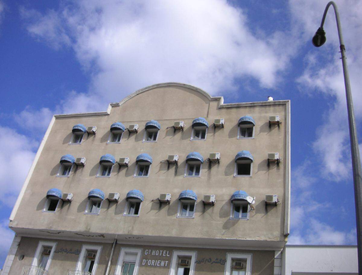 Ein französisches Hotel, das aussieht wie eine weiße Kulisse – dabei machten sich die Franzosen in der „Krise von Bizerte“ (1961) unbeliebt, als De Gaulles Truppen nicht abzogen, sondern schossen – über 500 Opfer.