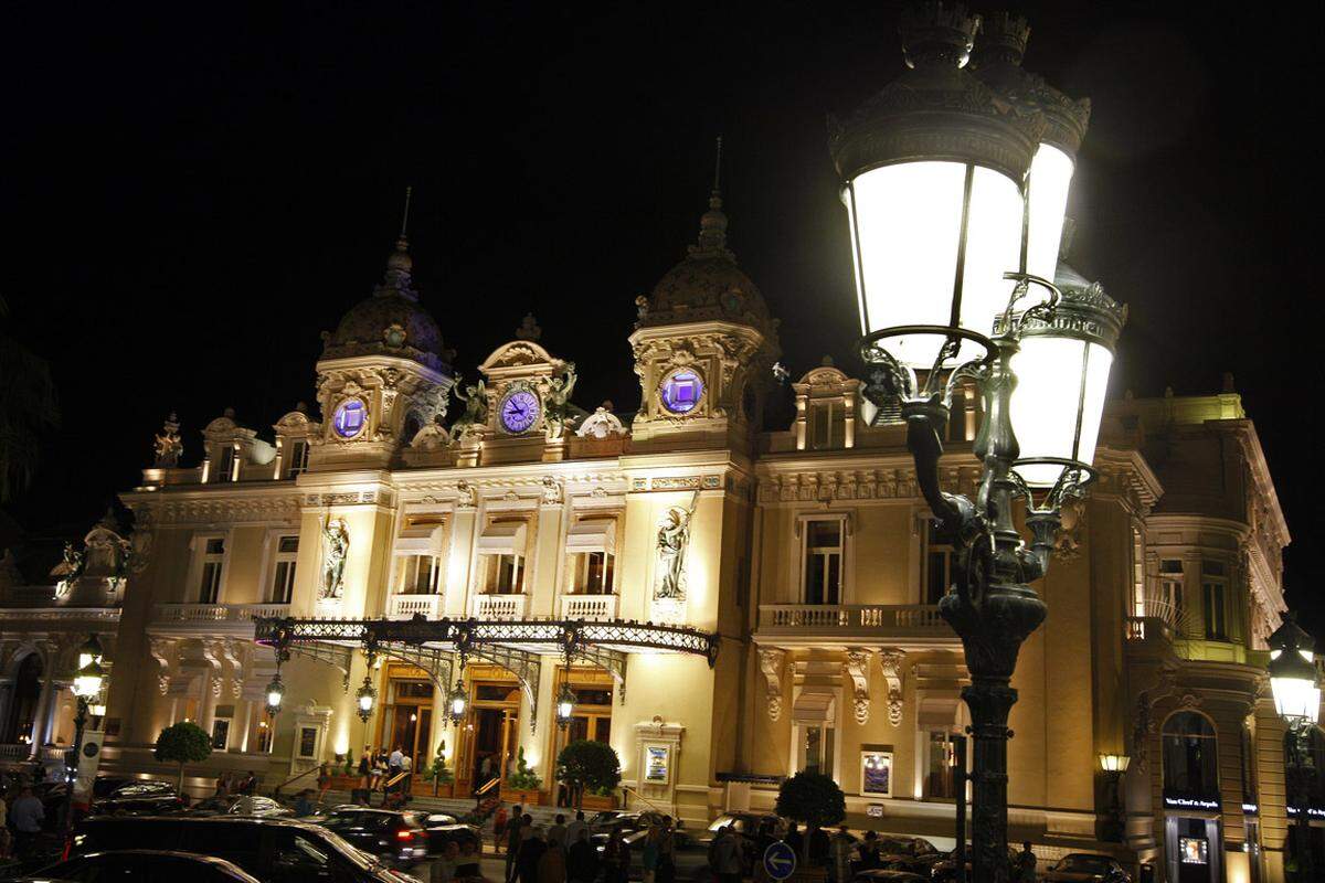 Das Luxushotel "Hotel de Paris" in Monte Carlo wird wohl von mehr Touristen abgelichtet als bewohnt. Für eine Nacht in einer Suite muss man bis zu 5000 Euro mehr ins Reisebudget einplanen.