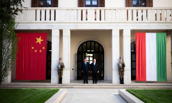 Chinas Präsident, Xi Jinping, erhob Ungarns Premier, Viktor Orbán, in Budapest zum „allumfassenden strategischen Partner“.