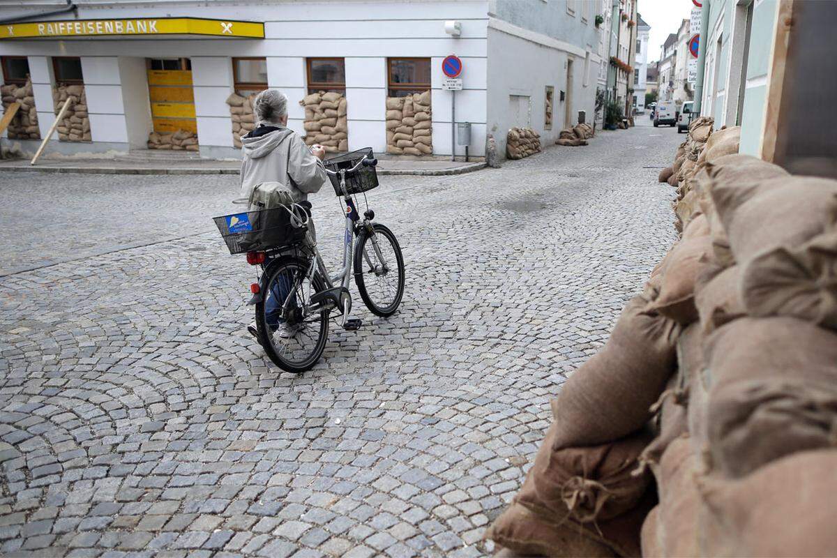 Sandsäcke prägten das Ortsbild: Geschäfte, Banken und Privatwohnungen werden gesichert.