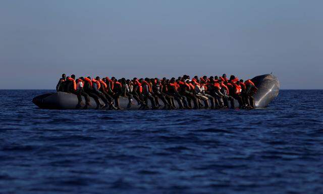 Wenige Meilen vor der libyschen Küste warten Migranten darauf, aus der Seenot gerettet zu werden. 