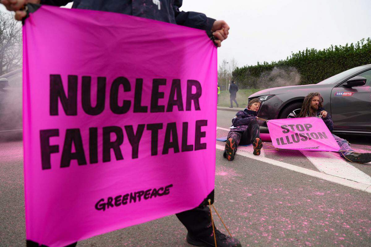 21. März. Die Tagung der Internationalen Atomenergiebehörde findet in Brüssel statt. Klimaaktivisten, darunter Mitglieder von Greenpeace, demonstrieren gegen das „nukleare Märchen“.