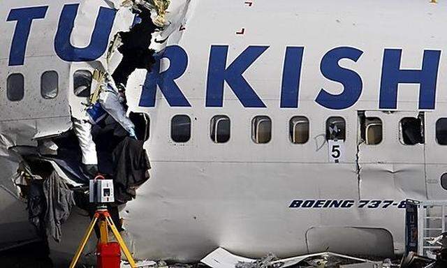 Das Wrack der bei Amsterdam abgestürzten Boeing