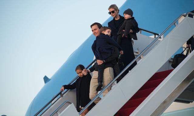 Ivanka Trump verlässt mit Ehemann Jared Kushner und den drei Kindern die Air Force One.