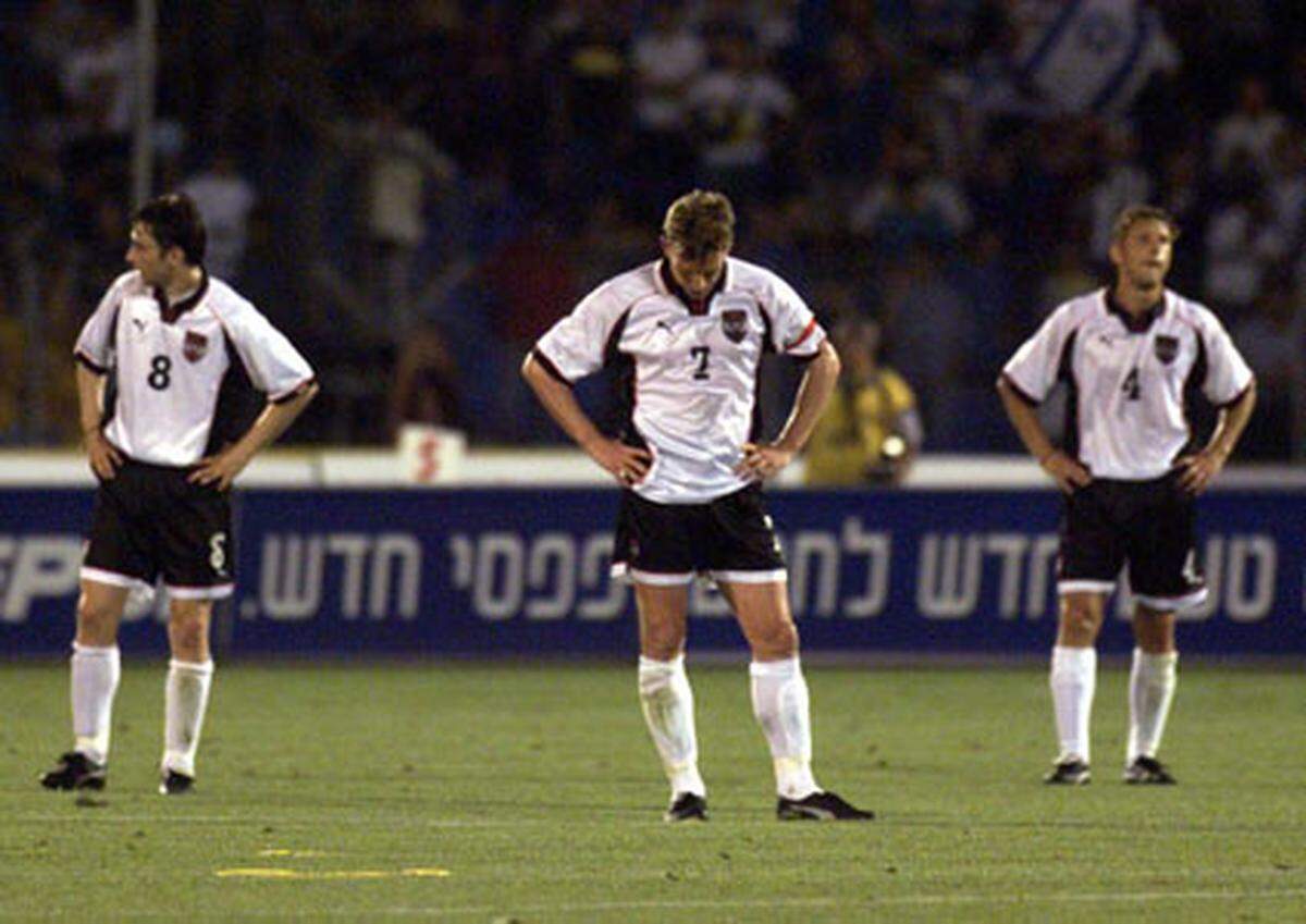 Lange Gesichter gab es bei den von Otto Baric trainierten Österreichern am 6. Juni 1999 nach dem 0:5-Debakel in Israel. Ganz rechts im Bild trauert Debütant Zoran Barisic, der als Libero agierte, seiner gerade beendeten Teamkarriere nach.