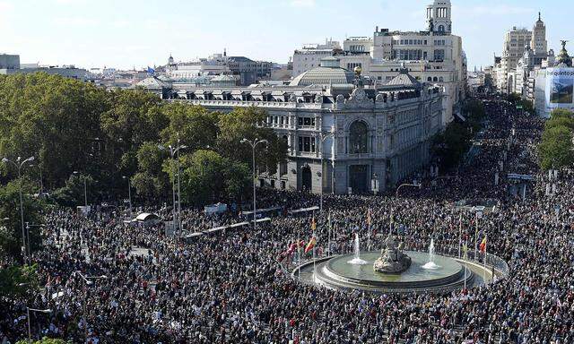 Ein Bild von der Plaza de Cibeles in Madrid am Sonntag, wo Hunderttausende ihren Unmut öffentlich kundtaten.