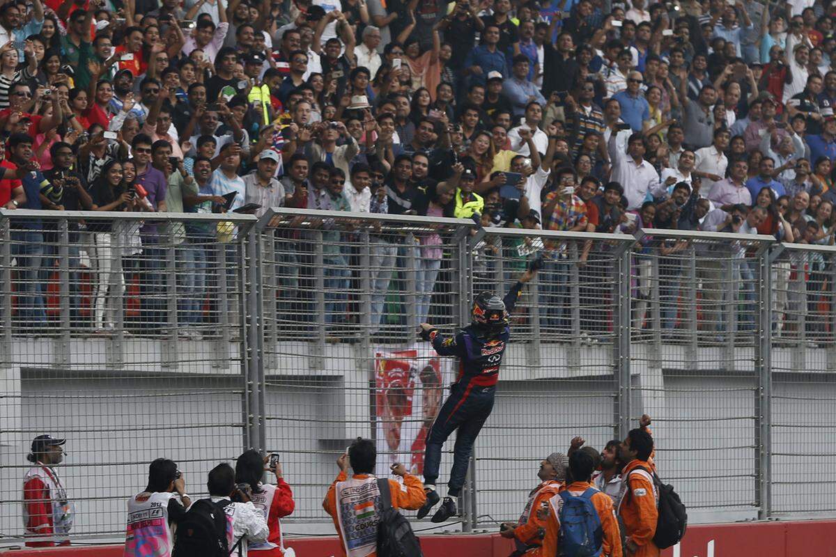 Dann galt es für die indischen Besucher ein wertvolles Souvenir zu erhaschen - Vettel warf seine weltmeisterlichen Handschuhe in die Menge.