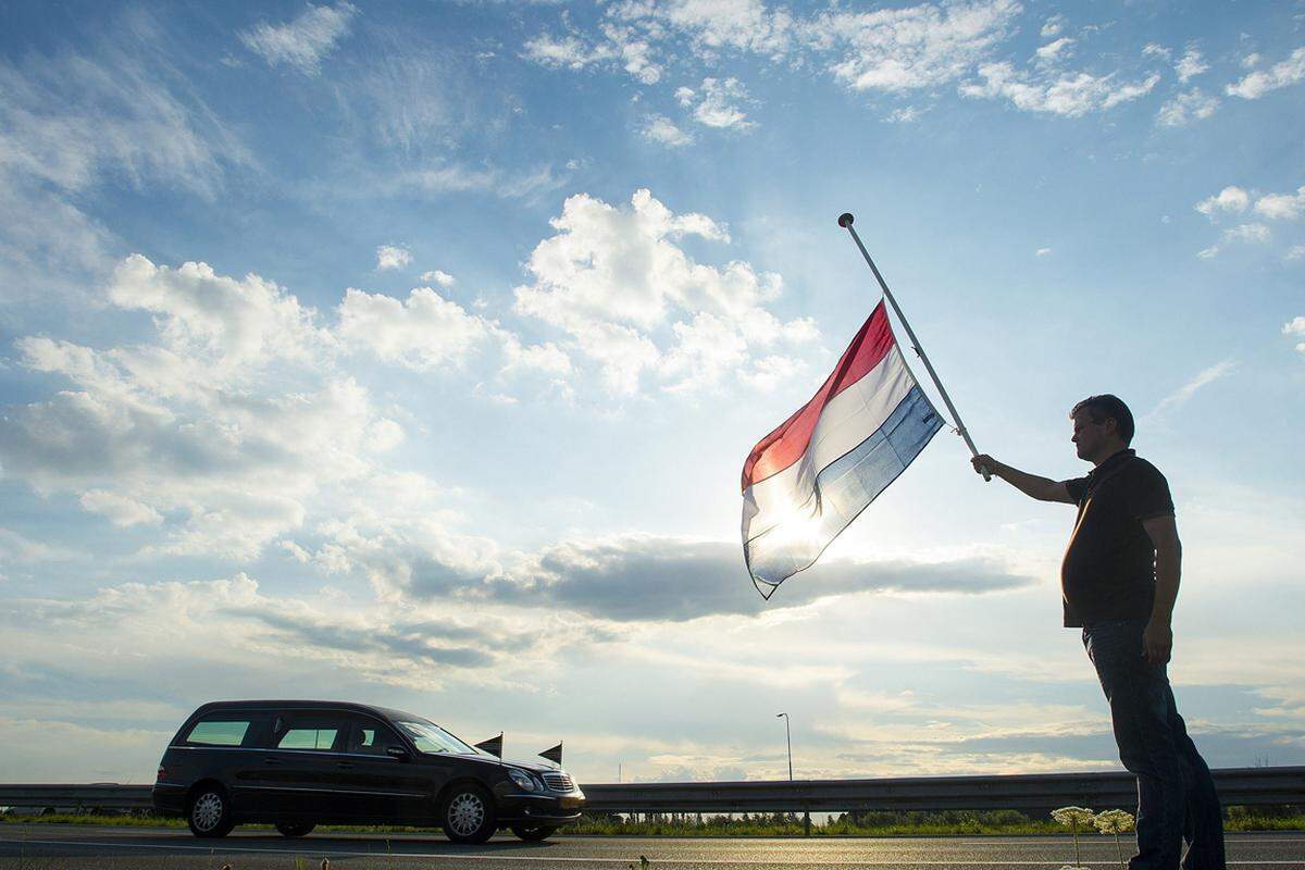 Am Straßenrand zeigten viele Menschen ihre Solidarität mit den Menschen, die in dem Passagierflieger über dem Kriegsgebiet der Ukraine unterwegs waren, als dieser vermutlich von einer Rakete getroffen wurde.