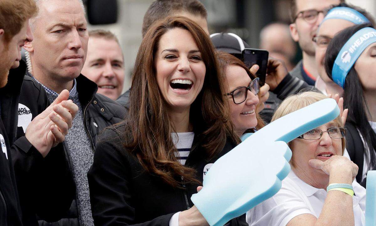 Prinz William, seine Frau Catherine und sein Bruder Harry haben am Wochenende die Läufer beim London Marathon angefeuert.