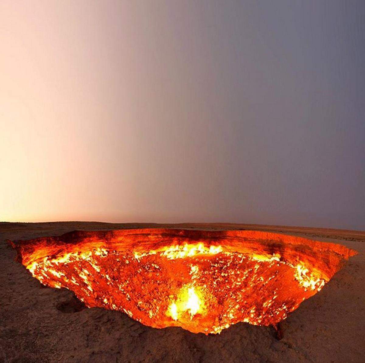 "Door to hell" wird der Krater in der Wüste Karakum in Turkmenistan gerne genannt. Er entstand durch Menschenhand 1971 bei der Suche nach Gasvorkommen. Die Bohrplattform brach ein, wodurch ein großes Loch mit dem Durchmesser von 70 Metern entstand. Um das Austreten von giftigen Gasen zu verhindern, wollte man es verbrennen. Anstatt weniger Tage brennt es noch immer.