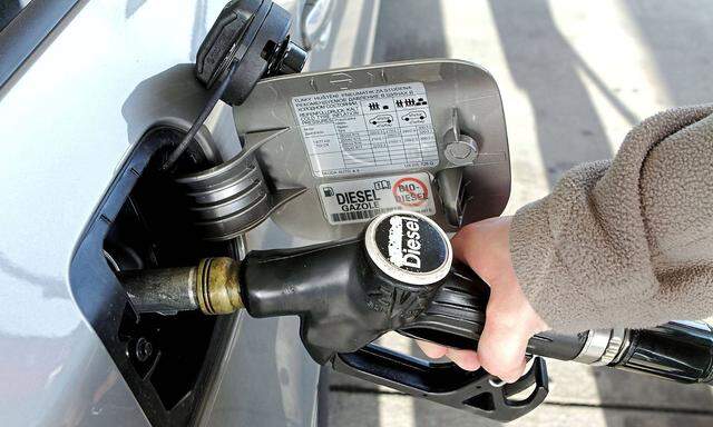 Diesel Zapfpistole fuer die Kraftstoffsorte Diesel am 10 04 2011 an einer HEM Tankstelle in Leipz