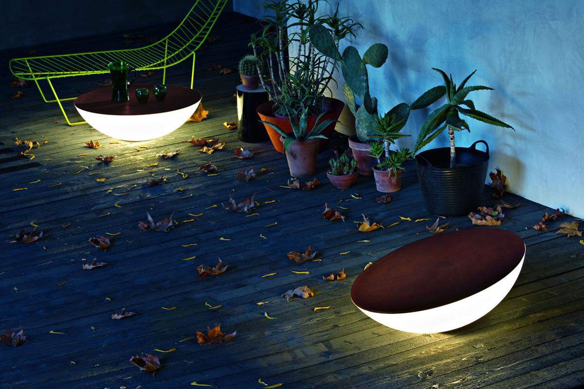 Jean Marie Massauds moderner Beistelltisch (für innen und außen) besteht aus Polyethylen und hat eine integrierte Beleuchtung. Er soll stabil bleiben, auch wenn man ihn neigt.www.massaud.com