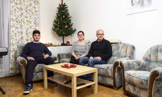 Jean Paul mit seinen Eltern Sirmola und Raymond. Die Familie kommt aus Aleppo. 