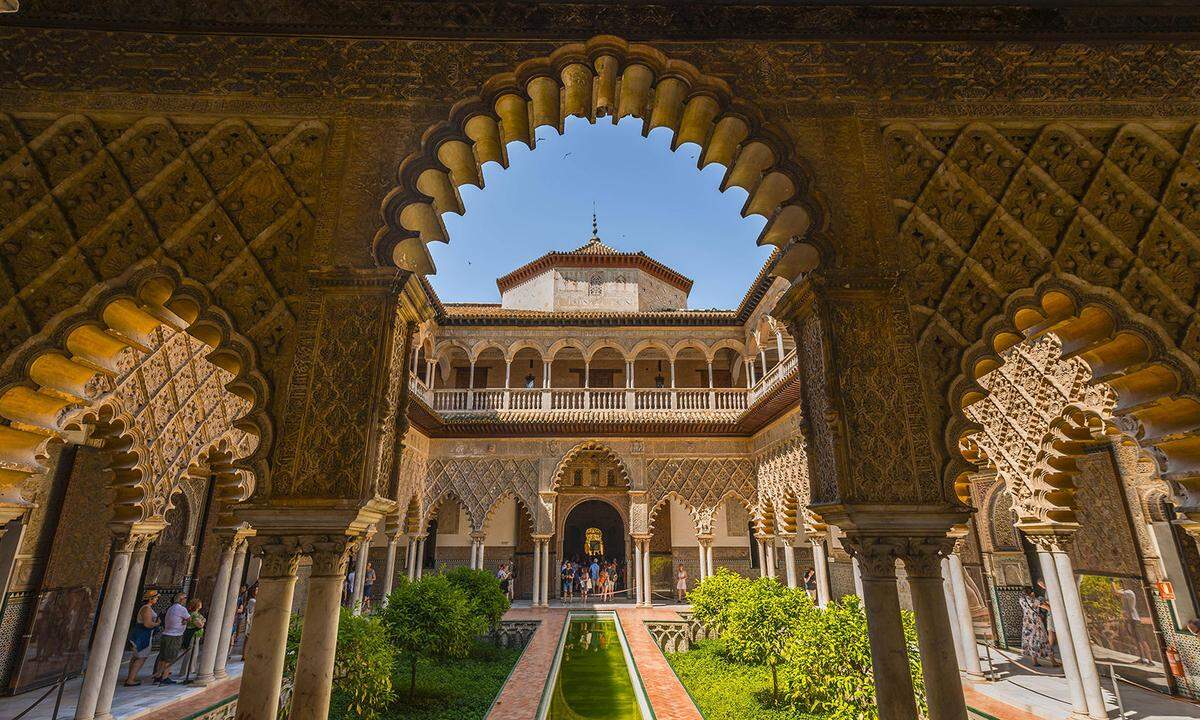 Auch in Spanien wurde gedreht. Die Schloss- und Wassergärten des Königspalastes Alcázar de Sevilla fungierten als Kulisse für die Wassergärten von Dorne. Nicht nur die Martells haben hier ihren Herrschaftssitz, auch dem spanischen König dient der Palast als offizielle Residenz.