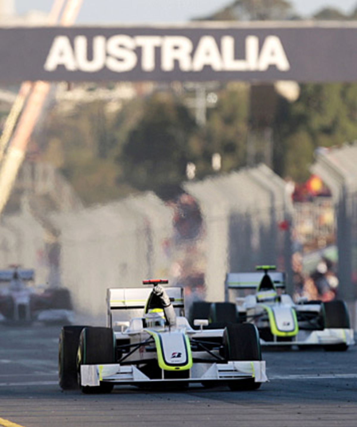 Die Formel 1-Saison 2009 begann mit einer faustdicken Überraschung: Nicht die Top-Favoriten McLaren oder Ferrari holten sich den Sieg, sondern das Premierenteam von "Superhirn" Ross Brawn - und das gleich im Doppelpack: Jenson Button gewann vor Rubens Barrichello.