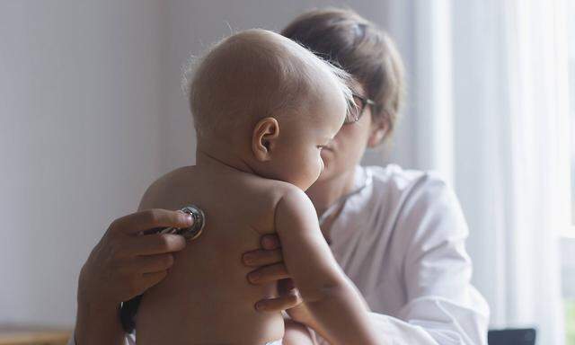 Paediatrician examining baby boy in clinic Freiburg im Breisgau Germany mit_2024_10287