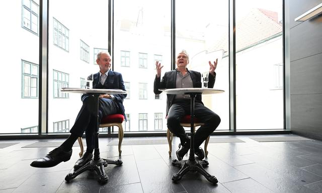 „Von wem wird der Theatermacher gespielt?“ Direktor Herbert Föttinger (rechts) mit Stiftungsvorstand Thomas Drozda bei der Jahrespressekonferenz im Theater in der Josefstadt.