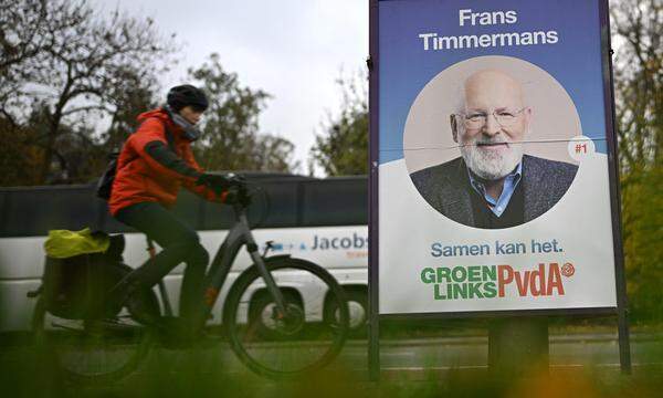 Ein Wahlplakat für Frans Timmermans, den Spitzenkandidaten des grün-roten Bündnisses bei den niederländischen Parlamentswahlen.