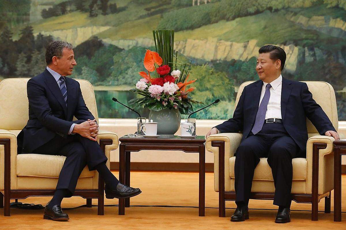 Selbst Chinas Präsident Xi Jinping nahm sich Zeit und empfing Disney-Chef Iger vor kurzem in der Großen Halle des Volkes. Eine höchst seltene Geste, die unterstreicht, dass der Park zu einem Vorzeigeobjekt für die wirtschaftliche Neuausrichtung des Landes werden soll.