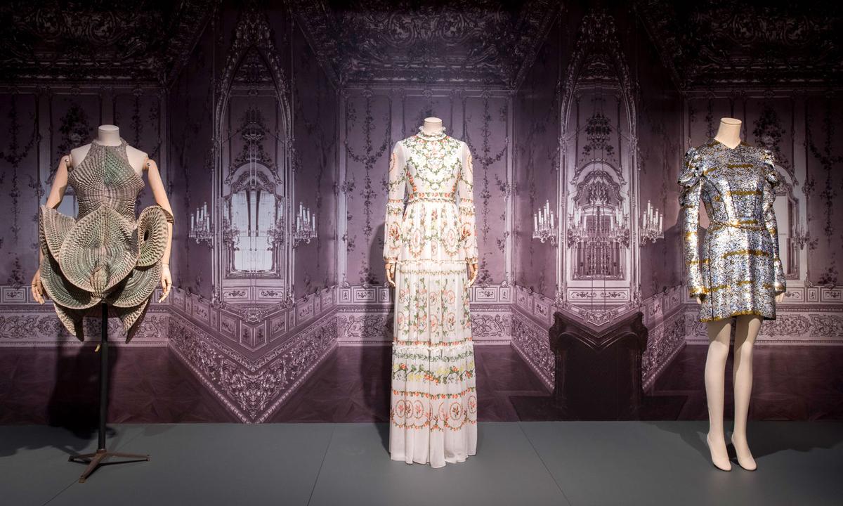 Neo-Barock. Entwürfe von Iris van Herpen und Nicolas Ghesquière für Louis Vuitton vor einer Winterpalais-Tapete.