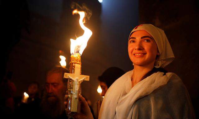 Eine Gläubige nimmt an der Orthodoxen Feier in der Grabeskirche in Jerusalem teil.